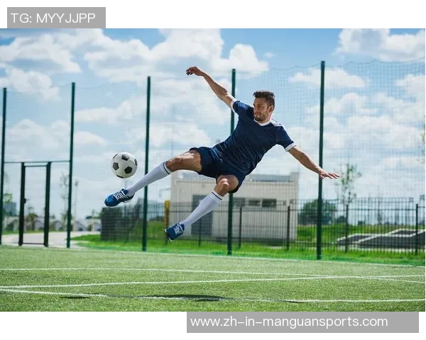 从草地少年到绿茵巨星 足球球员童年照见证成长与梦想的起点